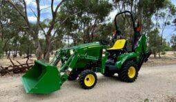 
										Tractopelle John Deere 1023E full									