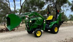 
										Tractopelle John Deere 1023E full									