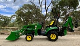 
										Tractopelle John Deere 1023E full									