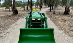 
										Tractopelle John Deere 1023E full									