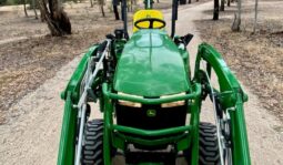 
										Tractopelle John Deere 1023E full									