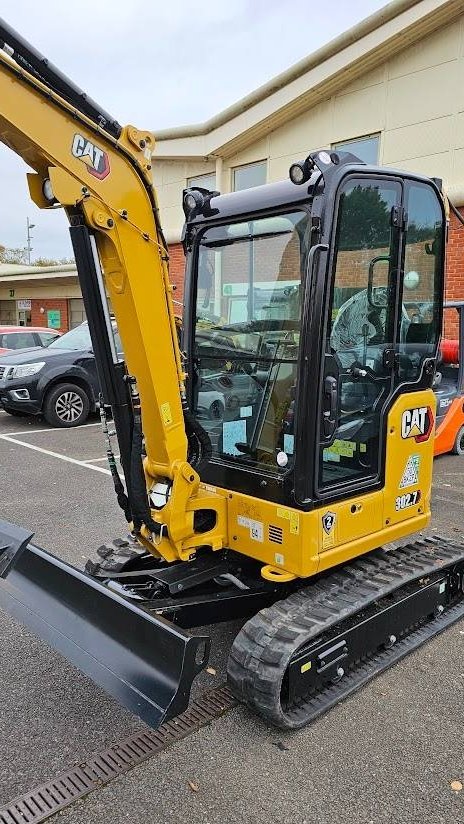 Mini pelle CAT 302.7 2023 – Neuve avec joysticks Engcon et 3 godets - Image 3