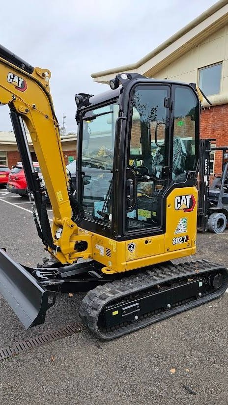 Mini pelle CAT 302.7 2023 – Neuve avec joysticks Engcon et 3 godets - Image 7