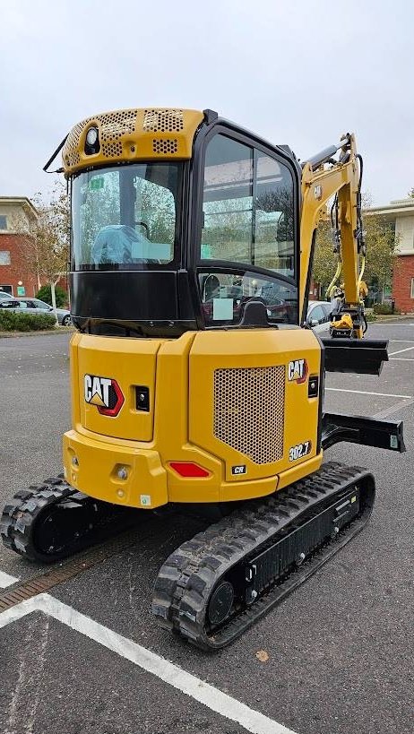 Mini pelle CAT 302.7 2023 – Neuve avec joysticks Engcon et 3 godets - Image 8