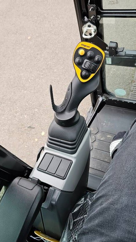 Mini pelle CAT 302.7 2023 – Neuve avec joysticks Engcon et 3 godets - Image 12