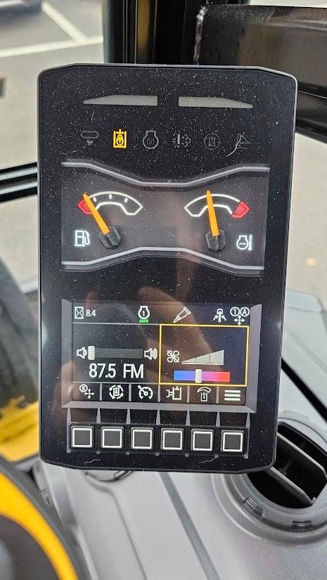 Mini pelle CAT 302.7 2023 – Neuve avec joysticks Engcon et 3 godets - Image 13