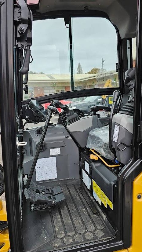 Mini pelle CAT 302.7 2023 – Neuve avec joysticks Engcon et 3 godets - Image 15