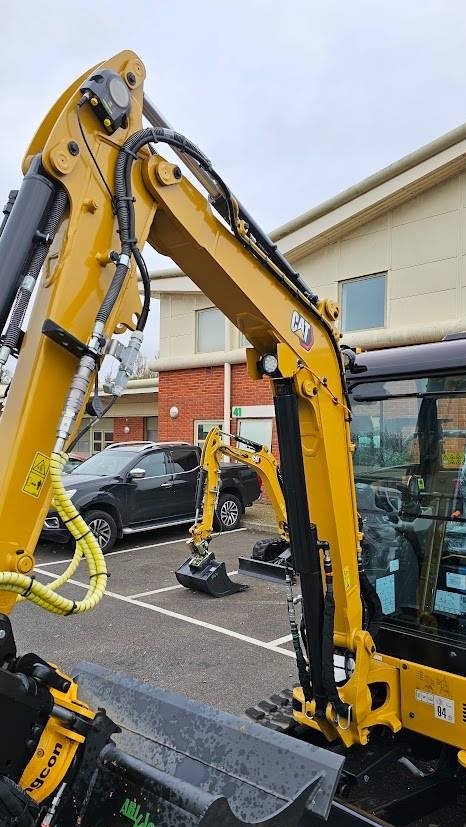 Mini pelle CAT 302.7 2023 – Neuve avec joysticks Engcon et 3 godets - Image 16