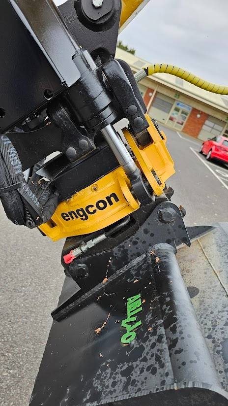 Mini pelle CAT 302.7 2023 – Neuve avec joysticks Engcon et 3 godets - Image 17