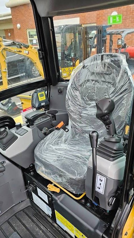 Mini pelle CAT 302.7 2023 – Neuve avec joysticks Engcon et 3 godets - Image 18