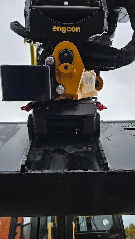 Mini pelle CAT 302.7 2023 – Neuve avec joysticks Engcon et 3 godets - Image 20