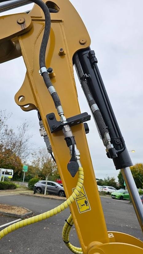 Mini pelle CAT 302.7 2023 – Neuve avec joysticks Engcon et 3 godets - Image 24