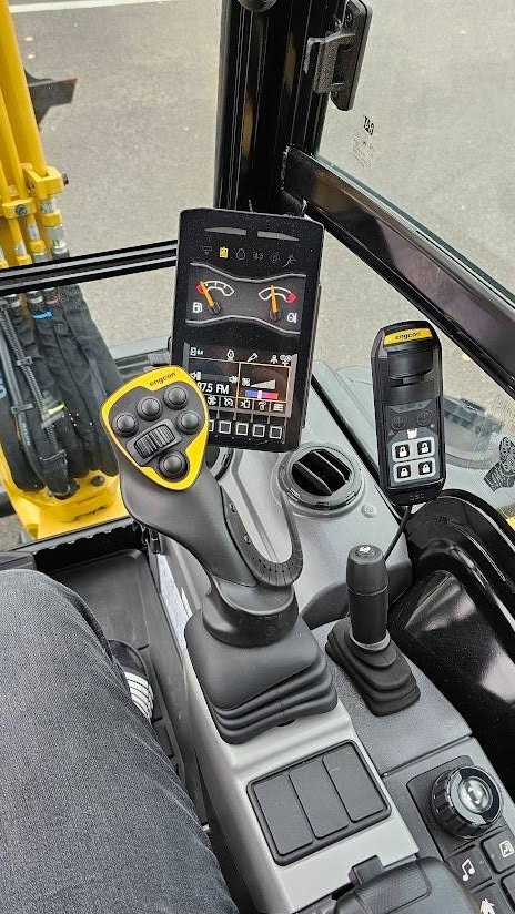 Mini pelle CAT 302.7 2023 – Neuve avec joysticks Engcon et 3 godets - Image 25