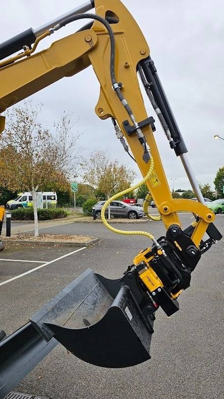 Mini pelle CAT 302.7 2023 – Neuve avec joysticks Engcon et 3 godets - Image 27