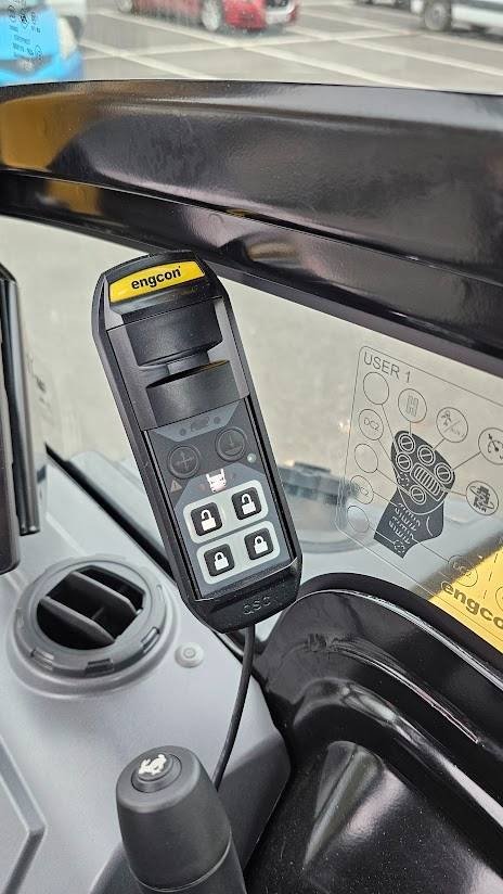 Mini pelle CAT 302.7 2023 – Neuve avec joysticks Engcon et 3 godets - Image 28