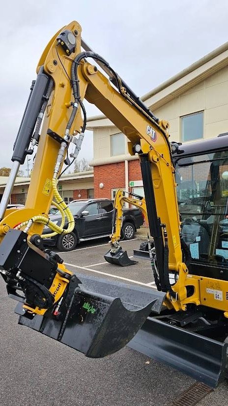 Mini pelle CAT 302.7 2023 – Neuve avec joysticks Engcon et 3 godets - Image 29
