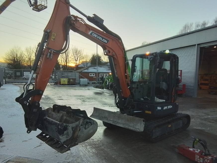 Mini pelle Develon DX 55-7 2024 – Compacte, performante et équipée - Image 3