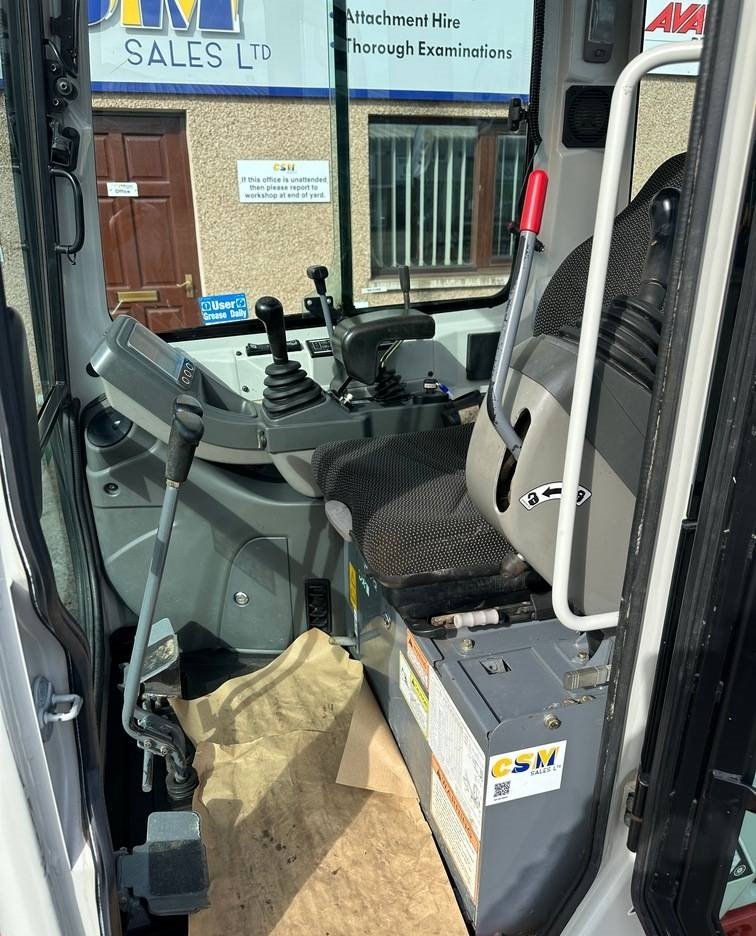 Mini pelle Takeuchi TB 216 2018 – Performante et prête pour le travail - Image 9