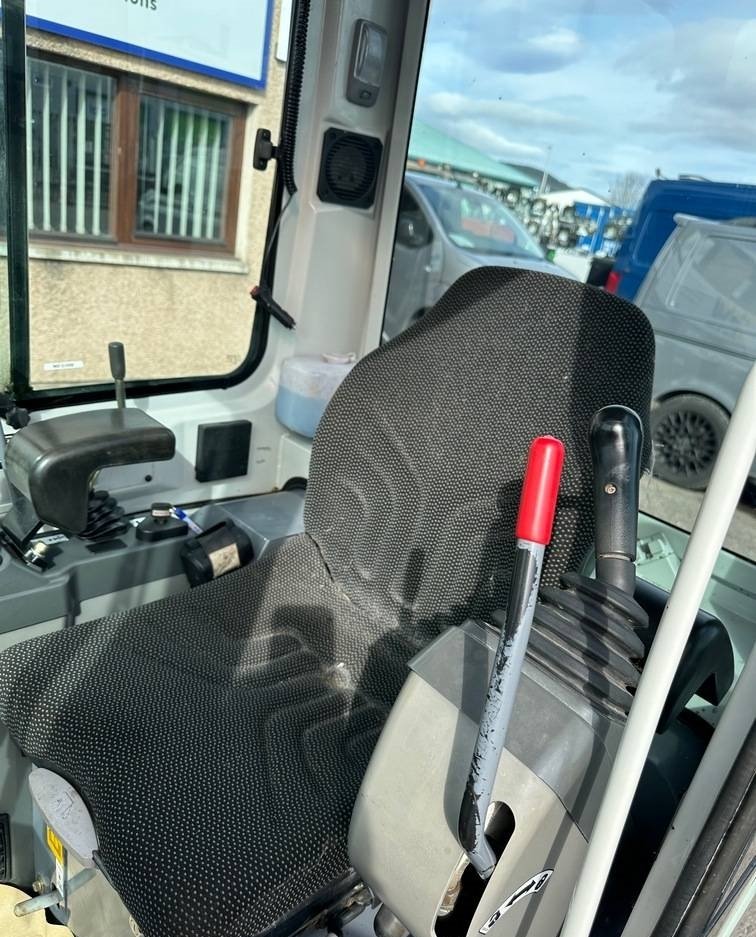 Mini pelle Takeuchi TB 216 2018 – Performante et prête pour le travail - Image 12