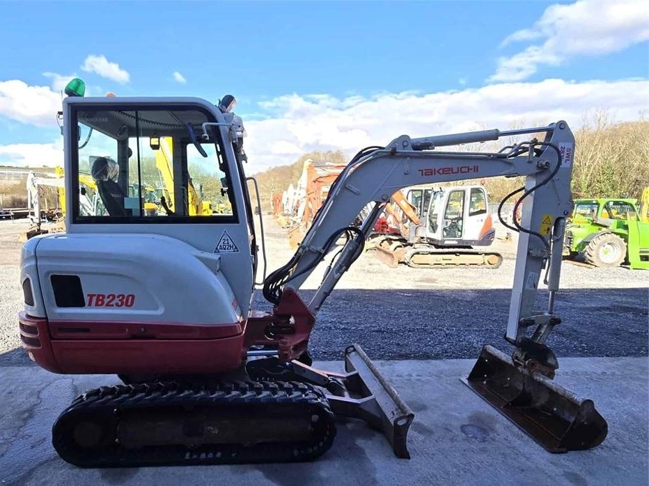 Mini pelle Takeuchi TB230 2017 – Fiabilité et performance dans un format compact – Image 5