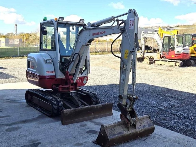 Mini pelle Takeuchi TB230 2017 – Fiabilité et performance dans un format compact – Image 6
