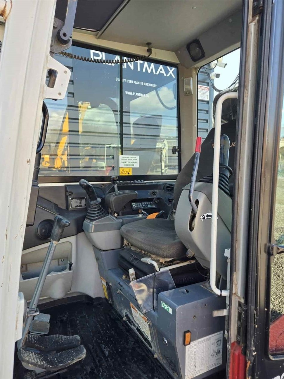 Mini pelle Takeuchi TB230 2017 – Fiabilité et performance dans un format compact – Image 10