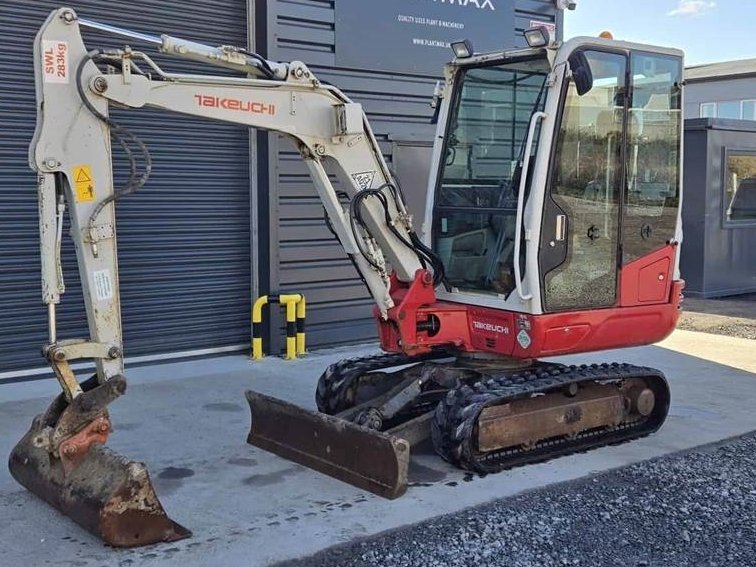 Mini pelle Takeuchi TB230 2017 – Fiabilité et performance dans un format compact – Image 11